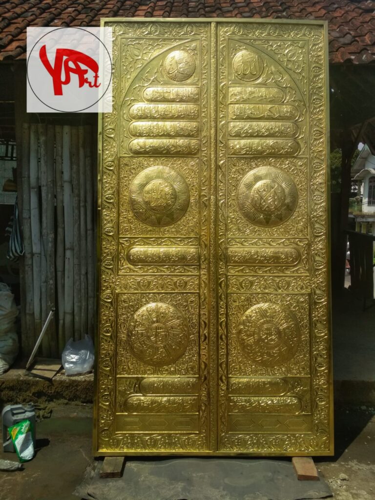 Replika Pintu Ka'bah Kuningan