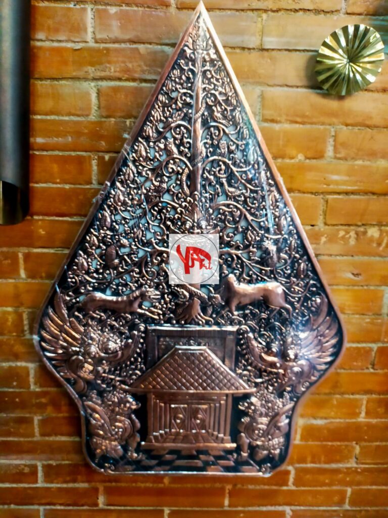 Gunungan Wayang Tembaga