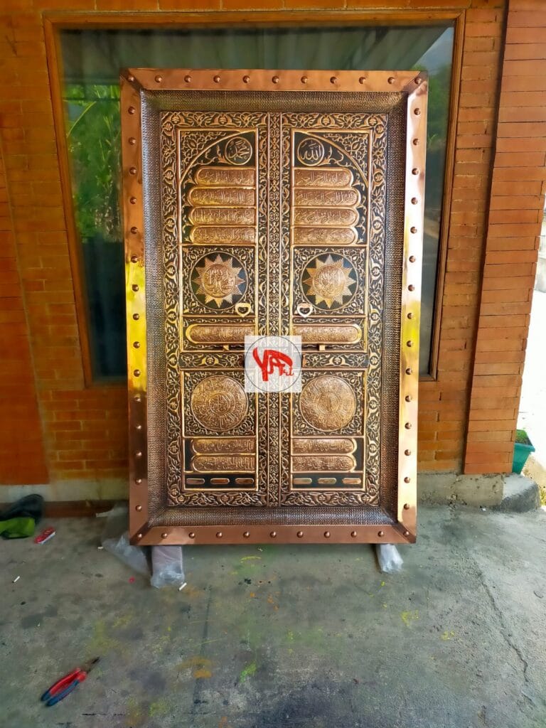 Kaligrafi Pintu Kabah Tembaga