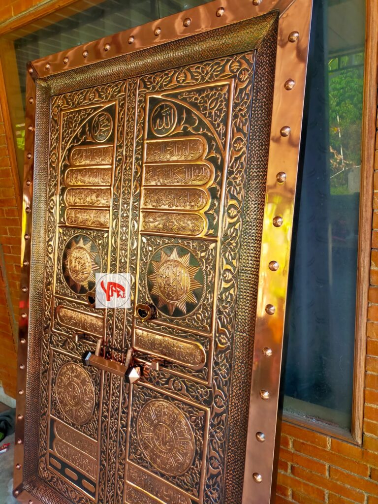 Kaligrafi Pintu Kabah Tembaga