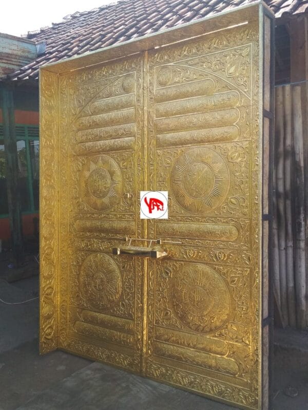 Kaligrafi Timbul Kuningan Pintu Kabah