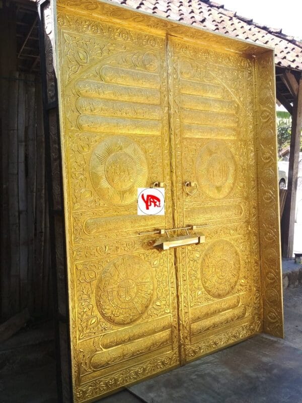 Kaligrafi Timbul Kuningan Pintu Kabah