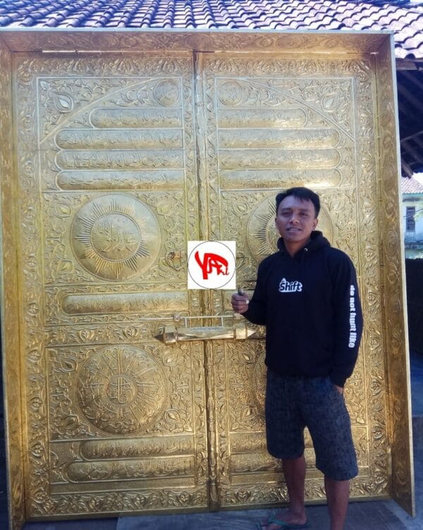 Kaligrafi Timbul Kuningan Pintu Kabah