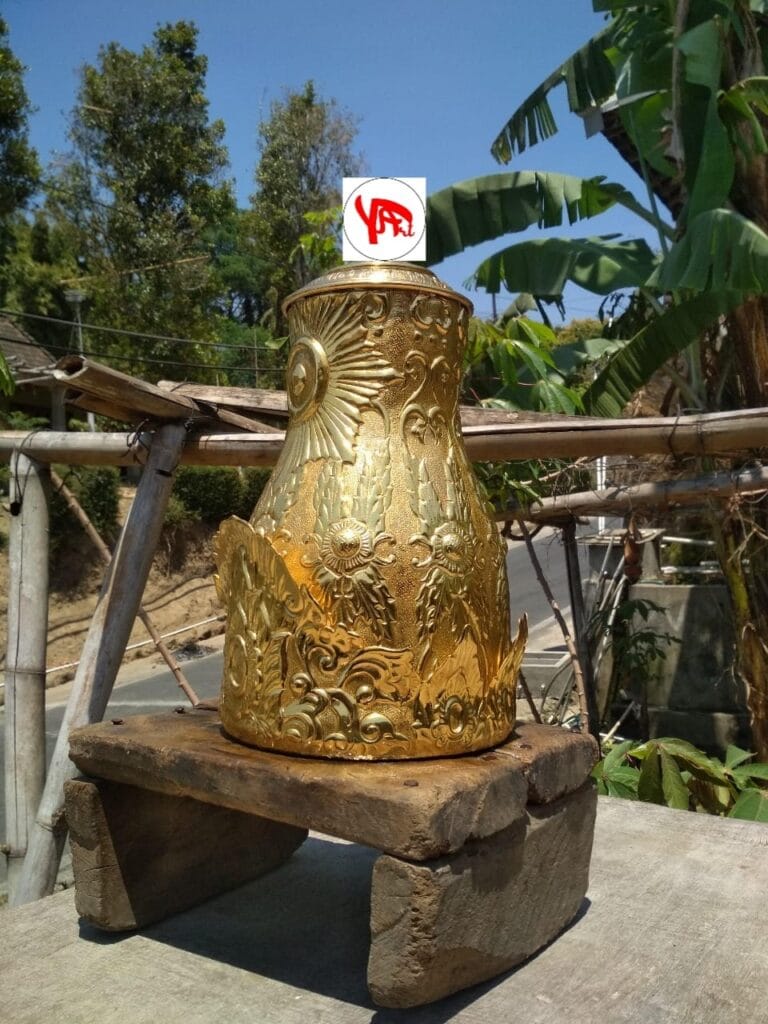 Mahkota Raja Bahan Kuningan Mahkota Raja Bahan Kuningan