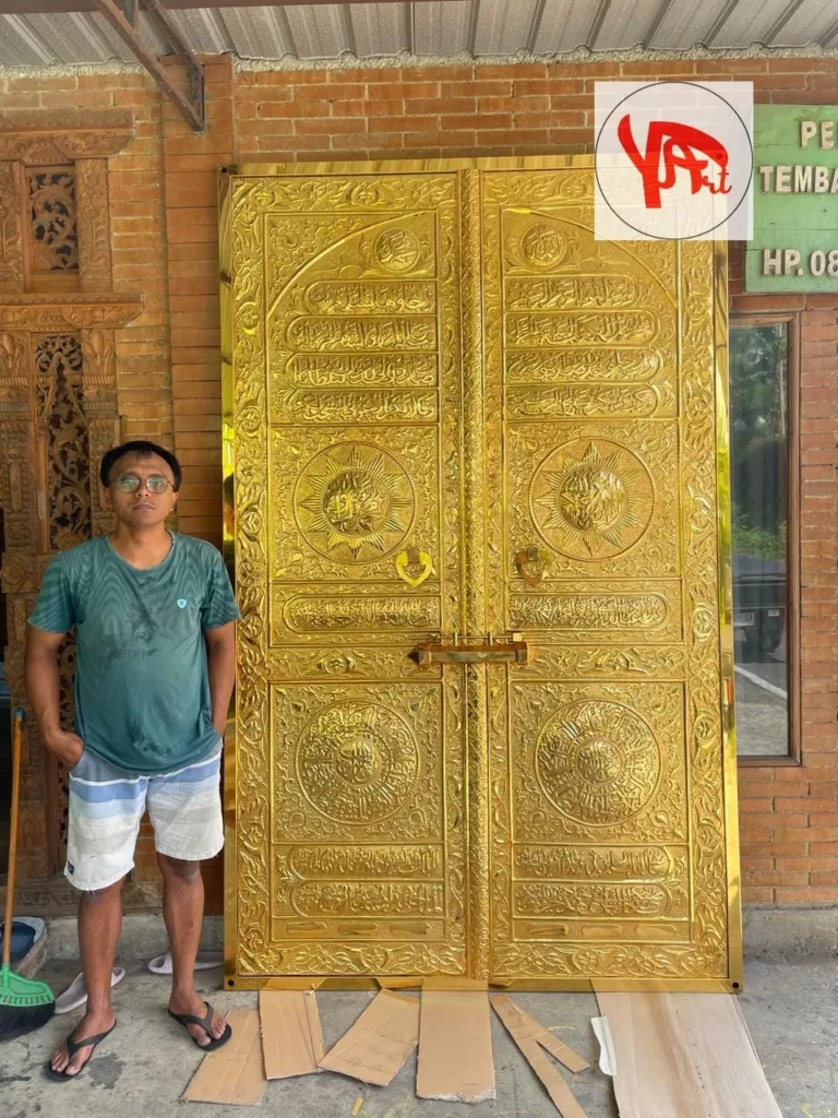 Kaligrafi Pintu Kabah Kuningan Ukir Timbul