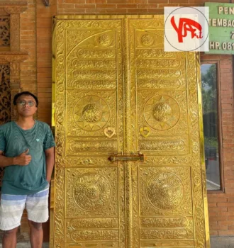 Kaligrafi Pintu Kabah Kuningan Ukir Timbul