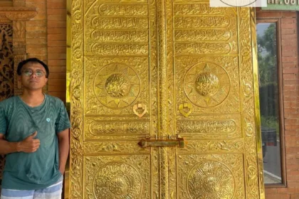 Kaligrafi Pintu Kabah Kuningan Ukir Timbul