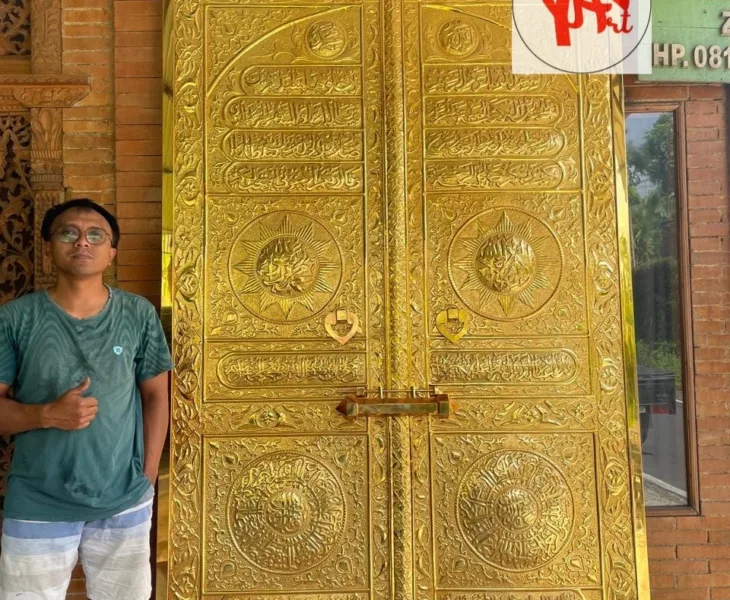 Kaligrafi Pintu Kabah Kuningan Ukir Timbul