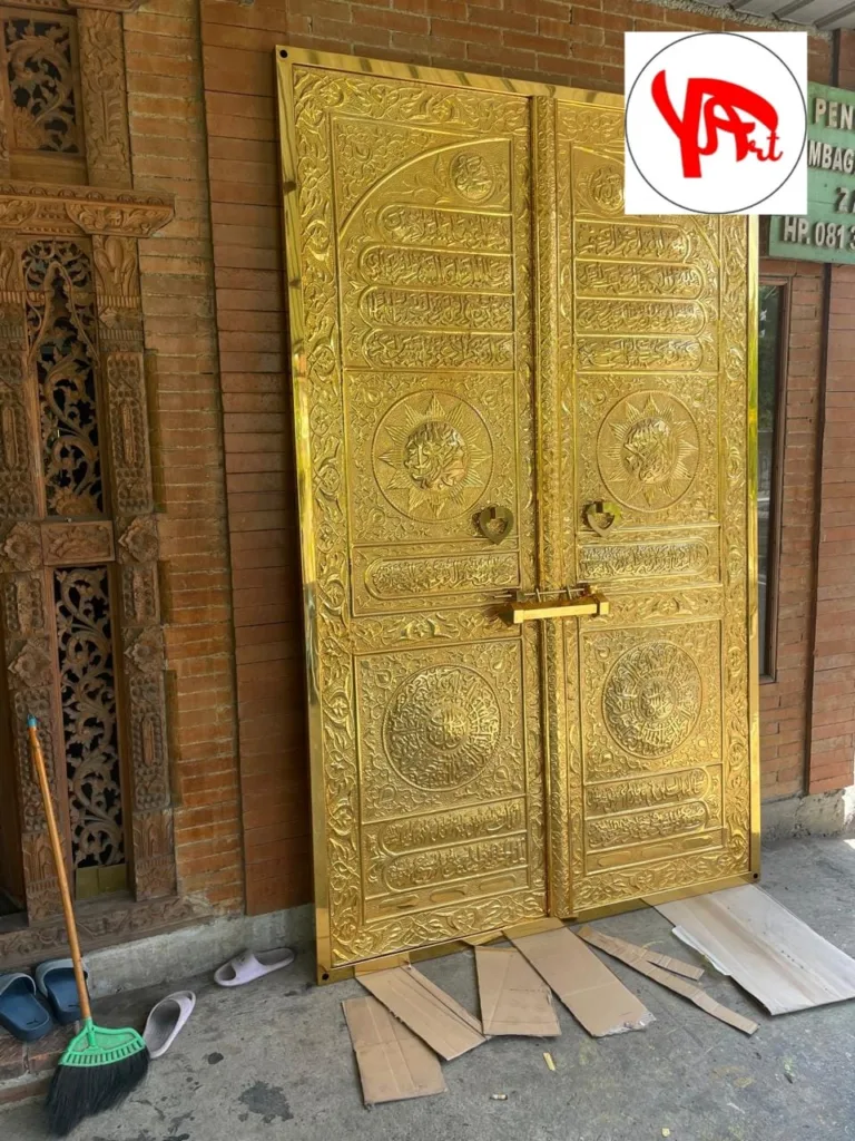 Kaligrafi Pintu Kabah Kuningan Ukir Timbul