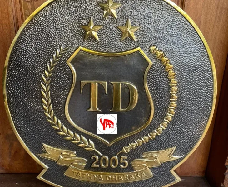 kerajinan tembaga dan kuningan,kerajinan tembaga kuningan,pusat kerajinan tembaga dan kuningan,kerajinan tembaga kuningan boyolali Pengrajin Logo Kuningan Akpol Custom
