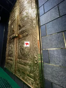 Replika Pintu Ka'bah Kuningan untuk Berbagai Tipe Masjid Replika Pintu Ka'bah Kuningan untuk Berbagai Tipe Masjid