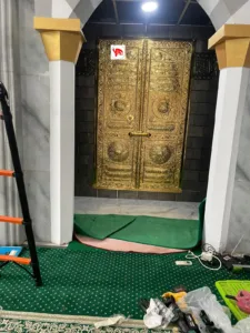 Replika Pintu Ka'bah Kuningan untuk Berbagai Tipe Masjid Replika Pintu Ka'bah Kuningan untuk Berbagai Tipe Masjid
