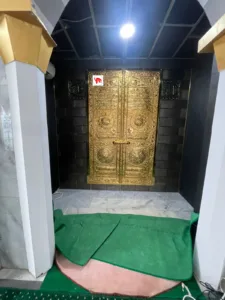 Replika Pintu Ka'bah Kuningan untuk Berbagai Tipe Masjid Replika Pintu Ka'bah Kuningan untuk Berbagai Tipe Masjid
