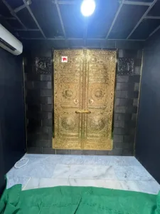 Replika Pintu Ka'bah Kuningan untuk Berbagai Tipe Masjid Replika Pintu Ka'bah Kuningan untuk Berbagai Tipe Masjid