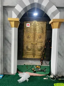 Replika Pintu Ka'bah Kuningan untuk Berbagai Tipe Masjid Replika Pintu Ka'bah Kuningan untuk Berbagai Tipe Masjid